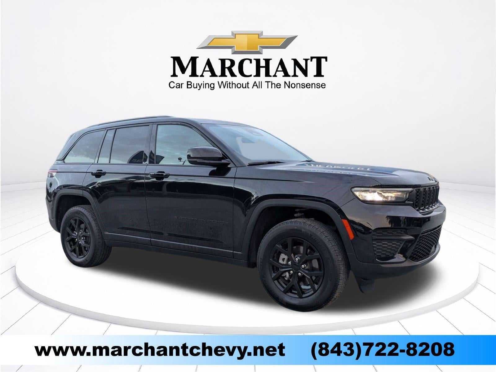 2025 Jeep Grand Cherokee Altitude 4x4 in Diamond Black Cry — front three-quarter view